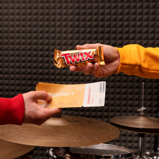 Snack con Biscotto e Caramella Mou Ricoperto di Cioccolata Twix 25x