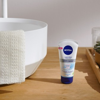 Nivea Crema Mani 3in1 Nutre e Protegge Con Effetto Antibatterico -